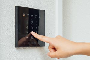 店舗扉の左側の端末に6桁のパスコードを入力し、続けて「En」キーを入力するとオートロックが解錠されます。