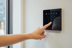 退出時は、店舗扉の右側の端末に同じパスコードを入力するとオートロックが解錠されます。